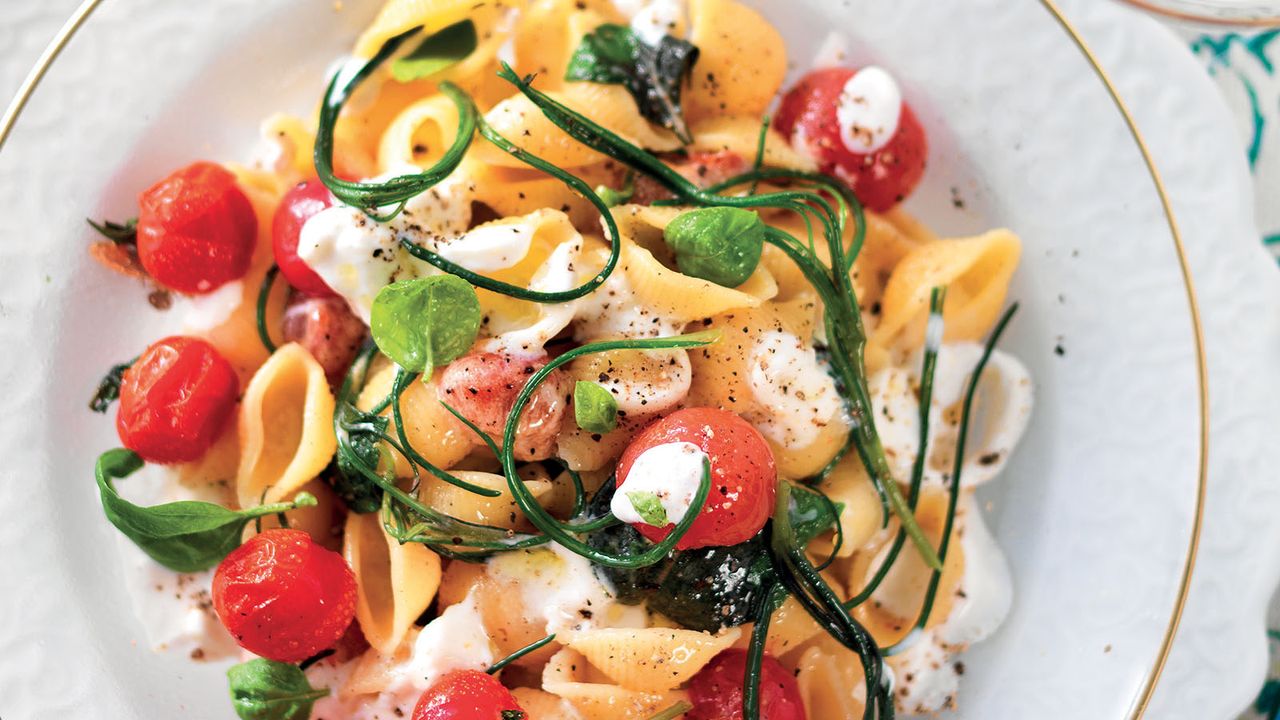 Receita de macarrão com agretti, tomate cereja e stracciatella
