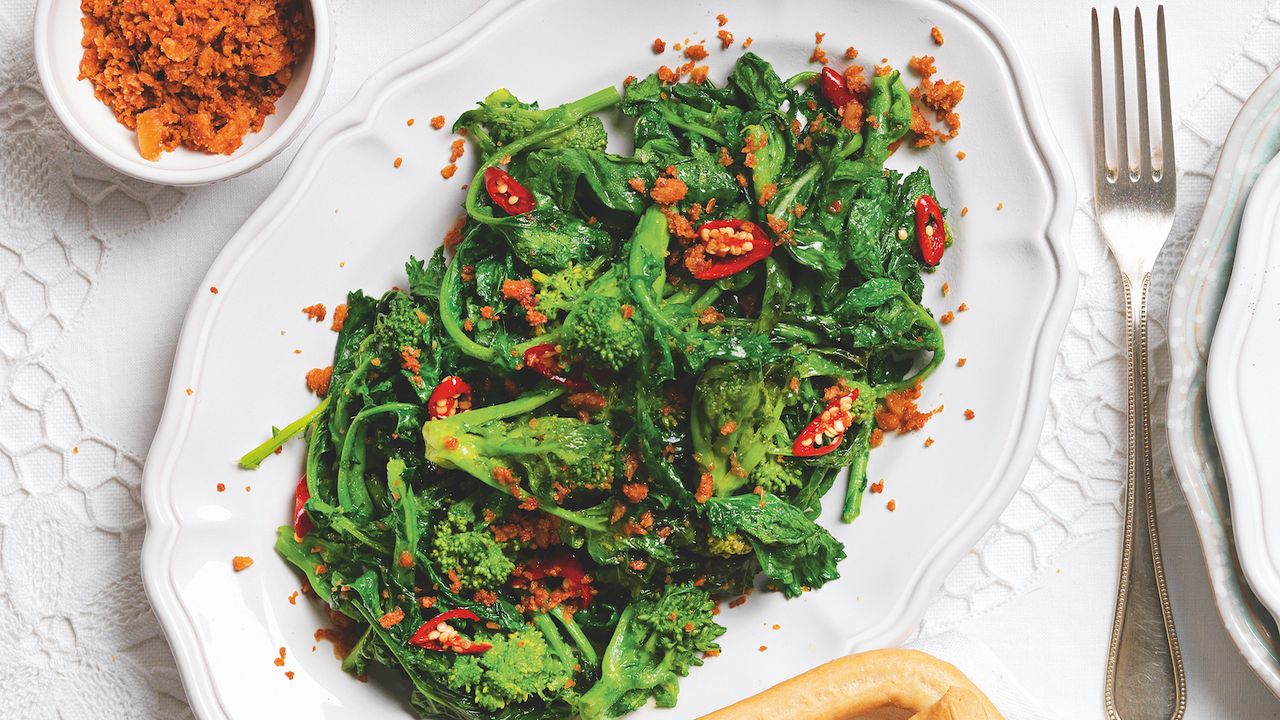 Pan Turnip Greens Receita com anchovas e Taralli