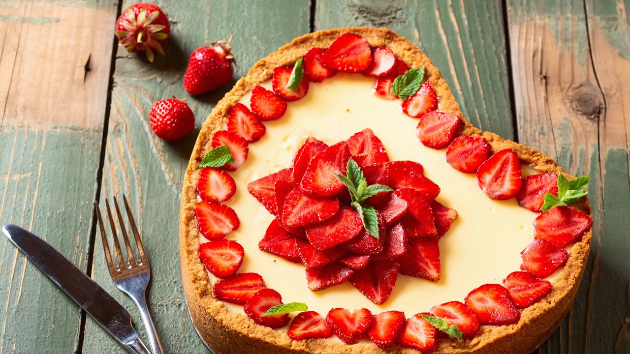 Bolo da mãe: coração de morango macio e cheiro de hortelã