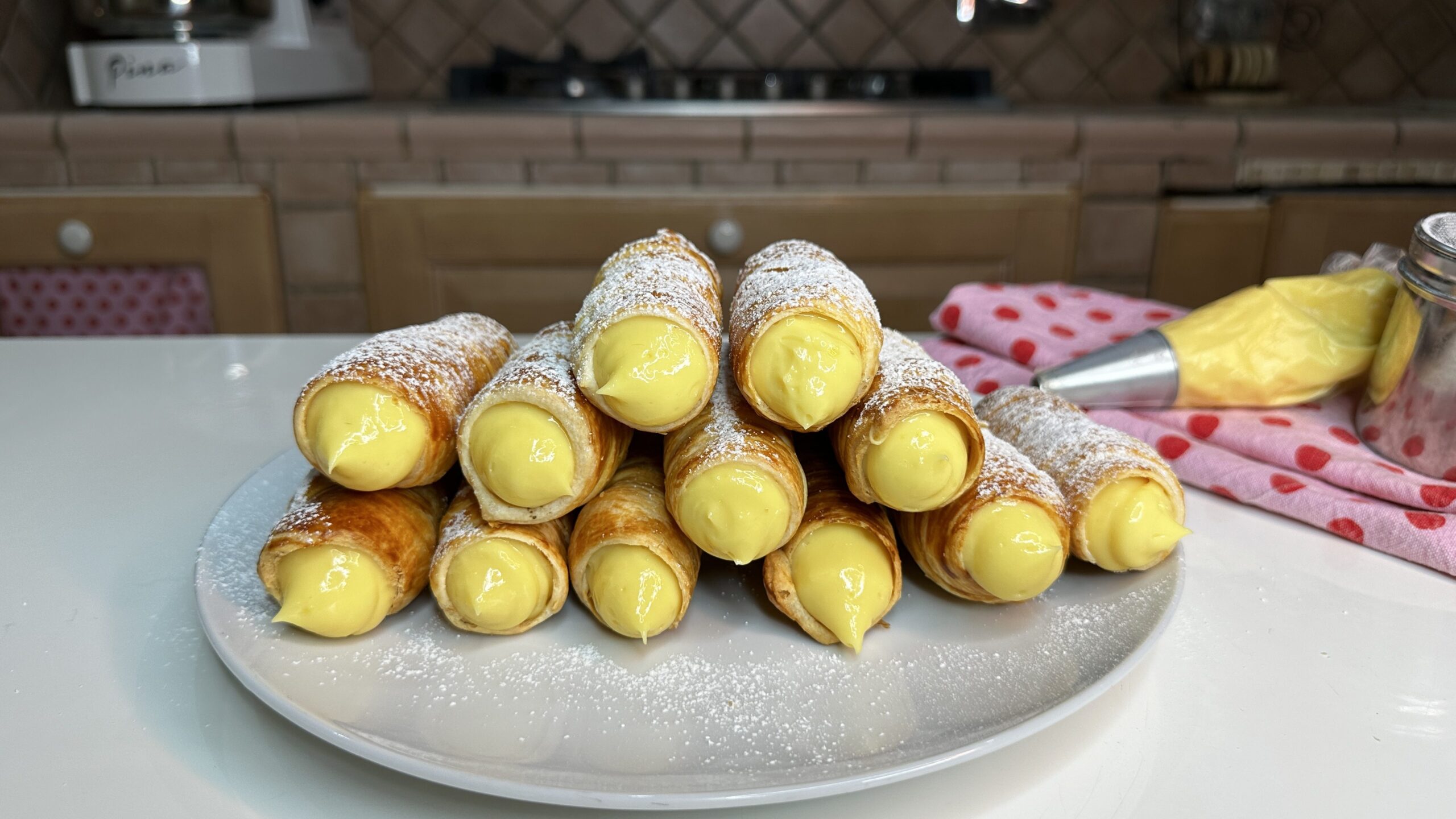 A receita de doces cheios de creme pronto em pouco tempo