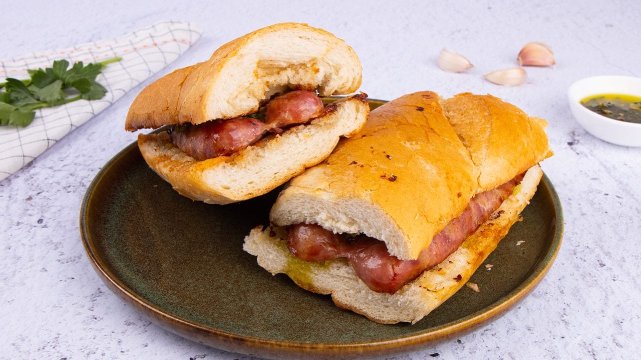 A receita do típico sanduíche argentino com chouriço e chimichurri